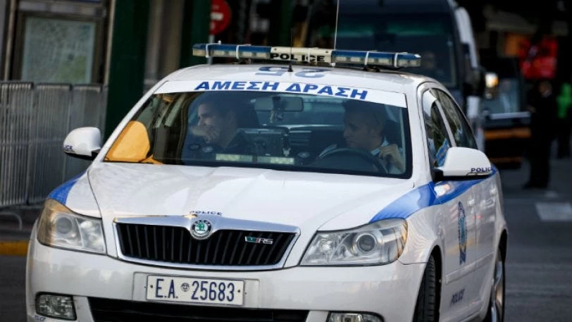 Δεν πίστευαν στα μάτια τους στη Λάρισα: Σταμάτησε τσίτσιδος μπροστά στο περιπολικό στη μέση του δρόμου (εικόνες)